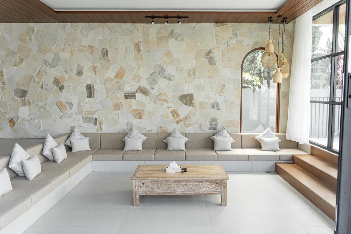 Sunshine View 6 Bedrooms With A Private Swimming Pool * Bandung