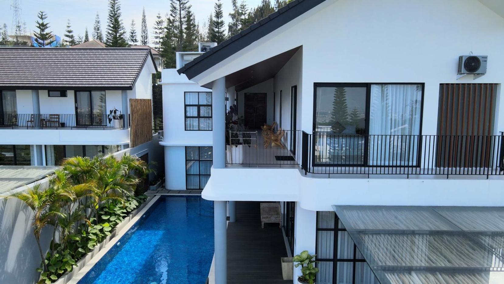 Sunshine View 6 Bedrooms With A Private Swimming Pool *